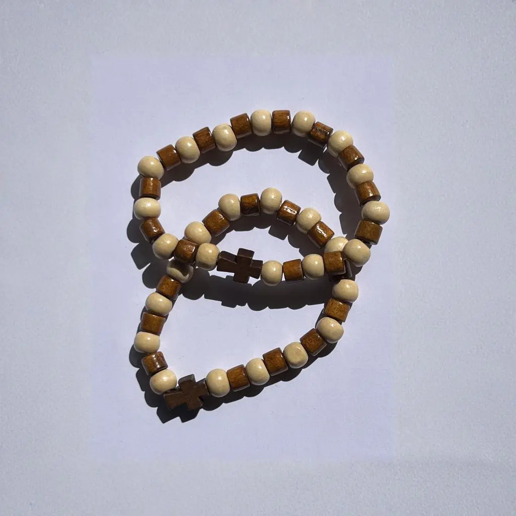 Cross-Accentuated Costume Jewelry Bracelet, Fashion Accessory for Daily Wear