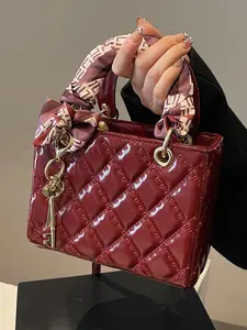 Exquisite style, elegant atmosphere, grid patterned quilted handbag, silk scarf decorative handle design, with key pendant, retro fashionable and personalized single shoulder crossbody bag, suitable for dates and parties