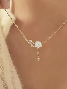 Elegant Zirconia Branch Camellia Flower Exquisite Trendy Pendant Necklace for Women, Unique Design, Gentle and Versatile Clavicle Chain, Whimsical Necklace