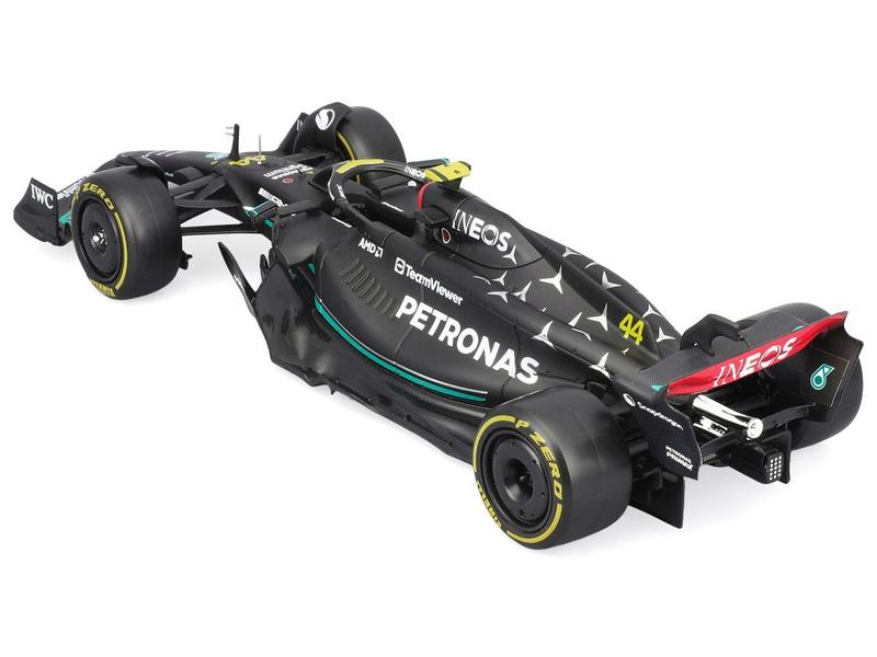 Bburago 1:24 AMG Petronas Formula 1 Team Mercedes-AMG F1 W14 E Performance #44 Lewis Hamilton with Driver Figure