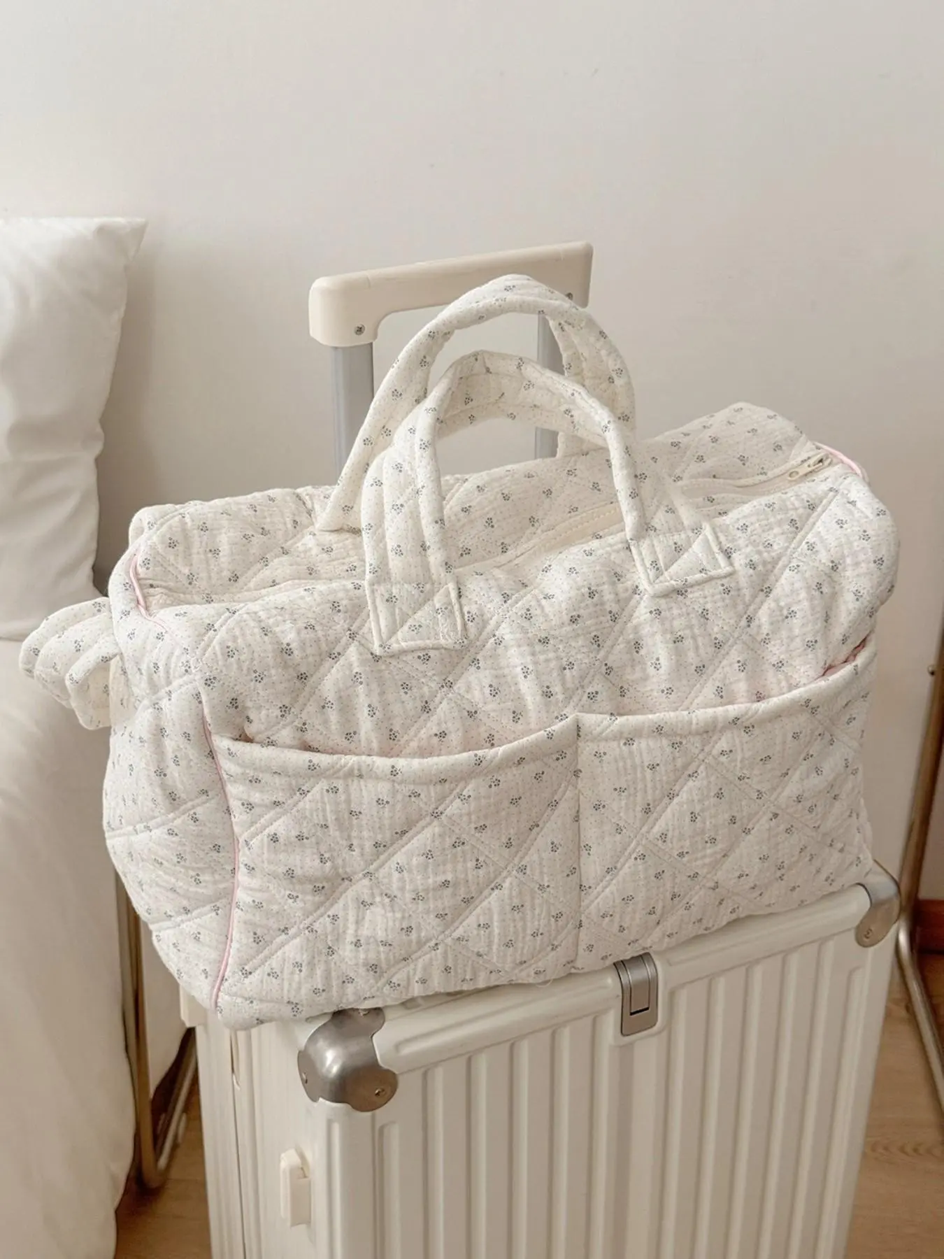 White Floral Quilted Cotton Travel Duffel Bag, Duffle Bags, Large Capacity Weekender Duffel, Tote Bag with Handle Foldable Lightweight Women's Carry-on Bag, Perfect for Travel, Gym and Weekend Getaways
