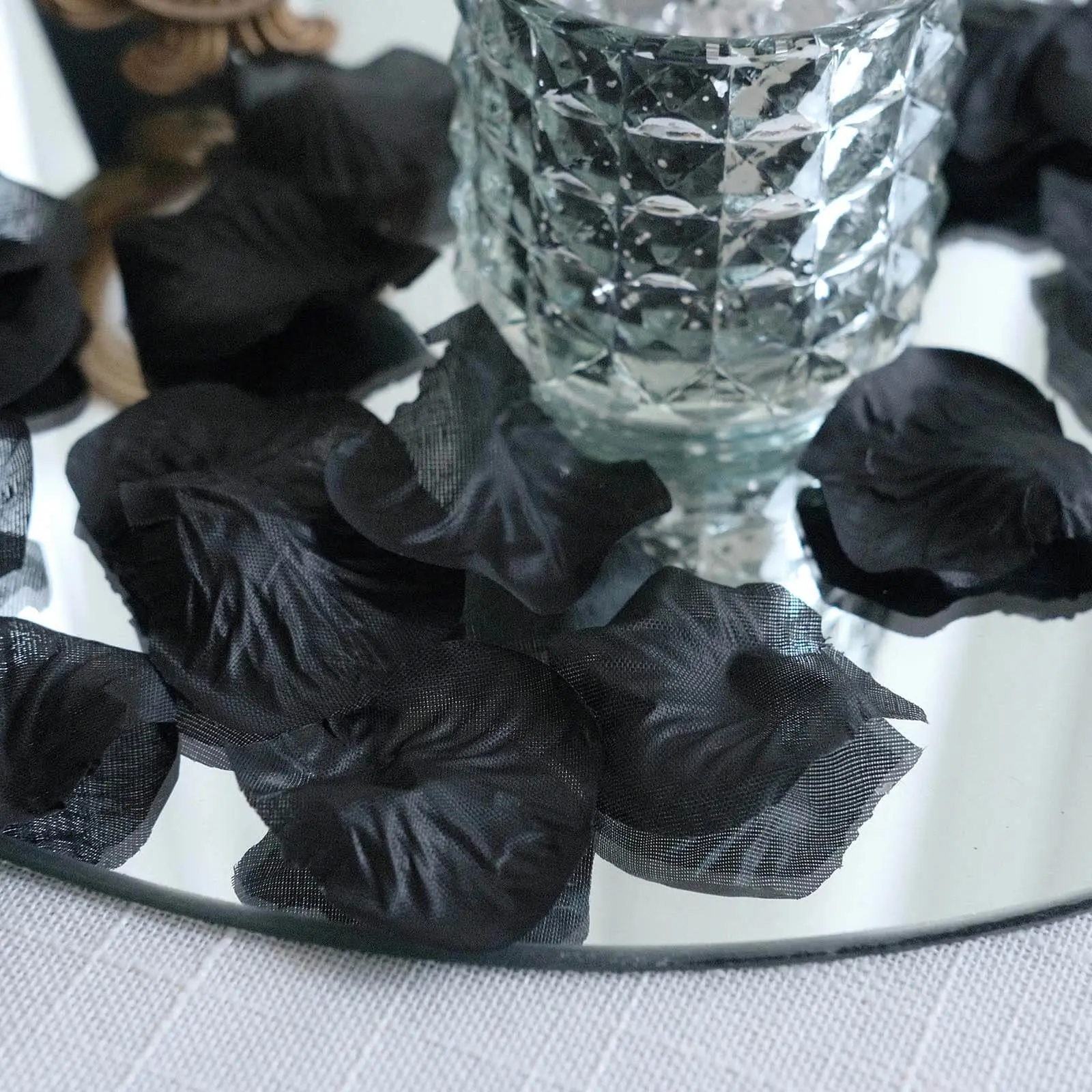 500-Pack Black Silk Rose Petals, Round Design Confetti - Decorative Scatters for Tables, Floors, Decoration Use for DIY Enthusiasts