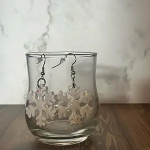 Snowflake Drop Earrings - Elegant Winter Accessory for Festive Outfits with Detailed Snowflake Design