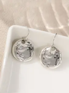 This Pair of Earrings Exudes An Air of Mystery. The Pendant Is Designed in The Shape of An Irregular Circular "ancient Coin", with A Small Cross Symbol in The Center. It Is Suitable for Theme Parties and Halloween Occasions
