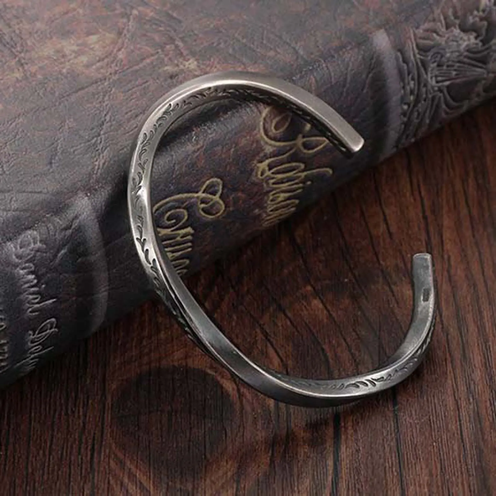 Mobius Bracelet with Openwork Arabesque Pattern Men's Viking-Style Bracelet Fashion Accessories