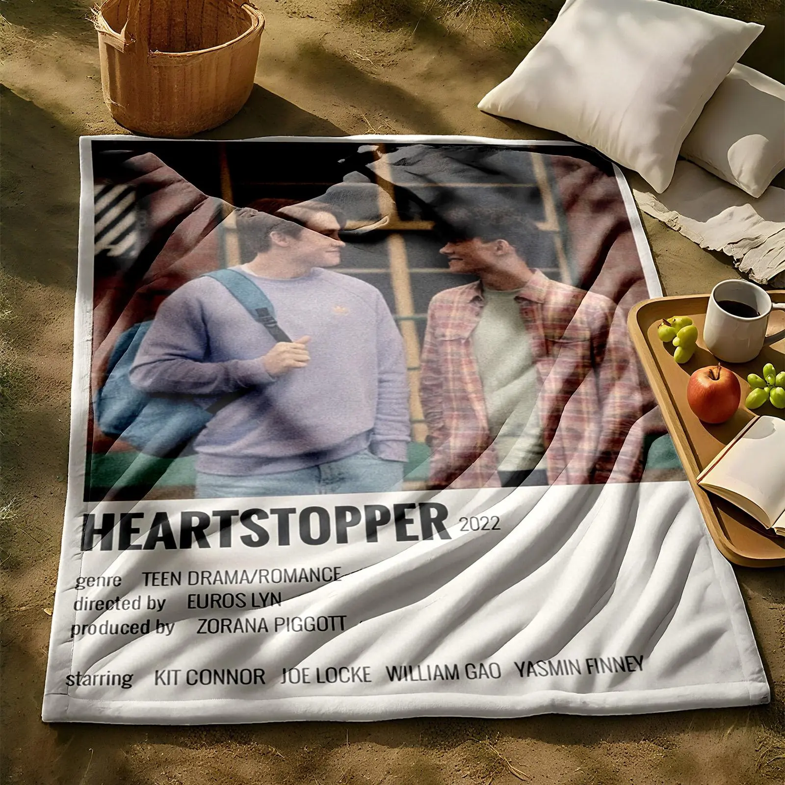 1 piece Stills from the 2022 youth drama "Heartstopper" themed flannel blanket - Modern-style flannel blanket, suitable for sofas and beds, all-season use, super soft and comfortable, digital printing, 100% polyester material, machine washable