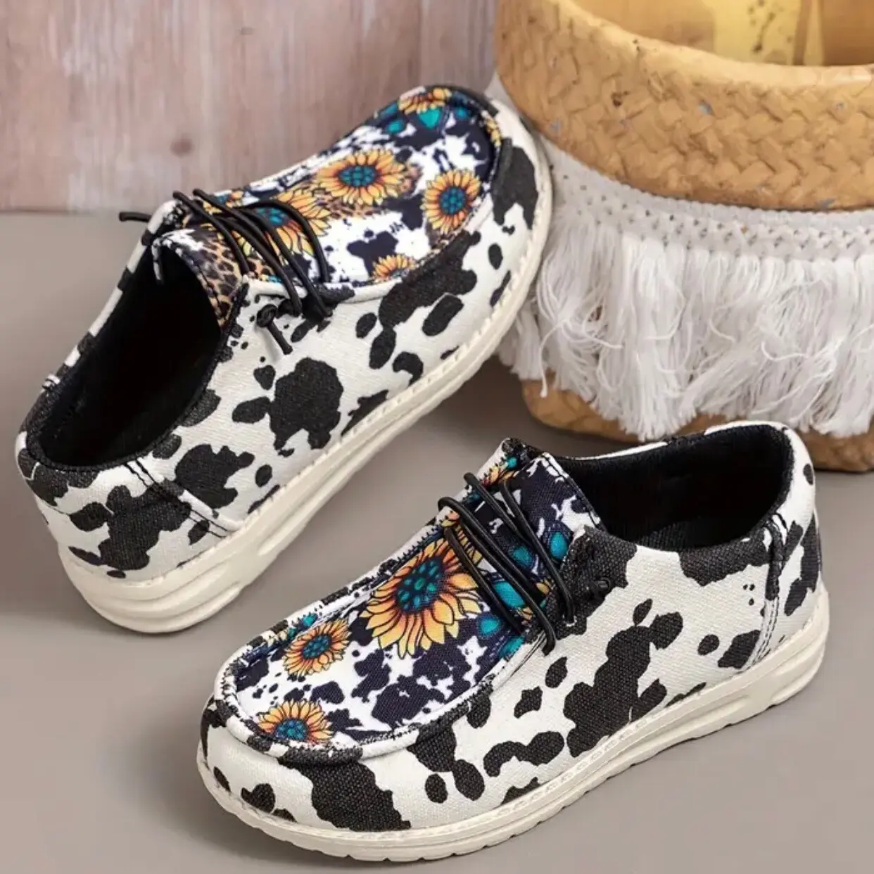 Stylish Women's Sunflower Print Canvas Low Top Lace Up Shoes
