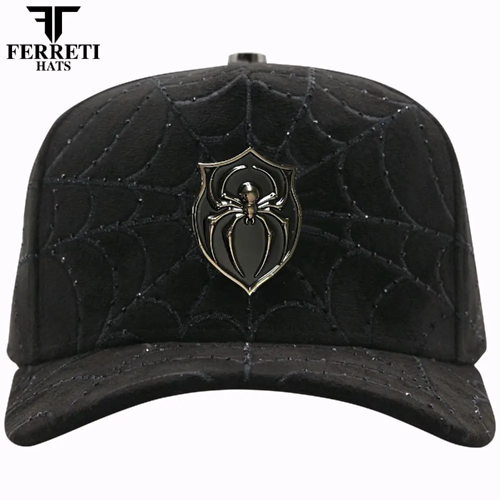 MÁXIMO LUJO URBANO: FT154 'Spider 2'  Esta gorra redefine lo atrevido. El diseño de telaraña bordada se fusiona con una imponente placa metálica de araña al frente. Es una pieza snapback de alta calidad que combina el misterio del negro con el brillo del