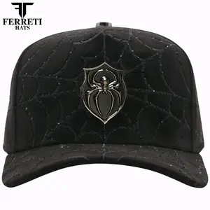 MÁXIMO LUJO URBANO: FT154 'Spider 2'  Esta gorra redefine lo atrevido. El diseño de telaraña bordada se fusiona con una imponente placa metálica de araña al frente. Es una pieza snapback de alta calidad que combina el misterio del negro con el brillo del