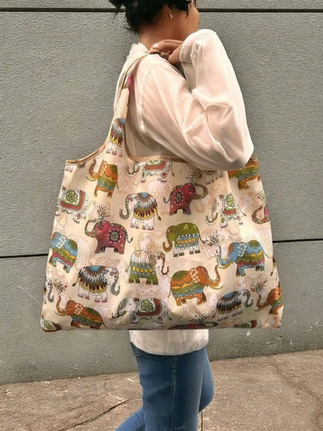 This foldable totem bag, Reusable bag, with an elephant pattern is portable, suitable for daily use, shopping, travel, Reusable Shopping Bags. Its simple design, in a solid color, makes it perfect for storing school supplies