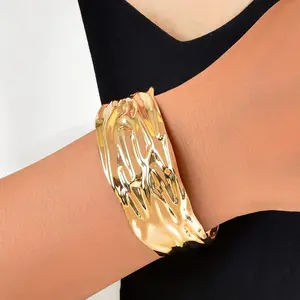 1pc New Arrival Stylish Golden Metal Wide Chunky Statement Open Cuff Bangle Geometric Party Daily Jewelry