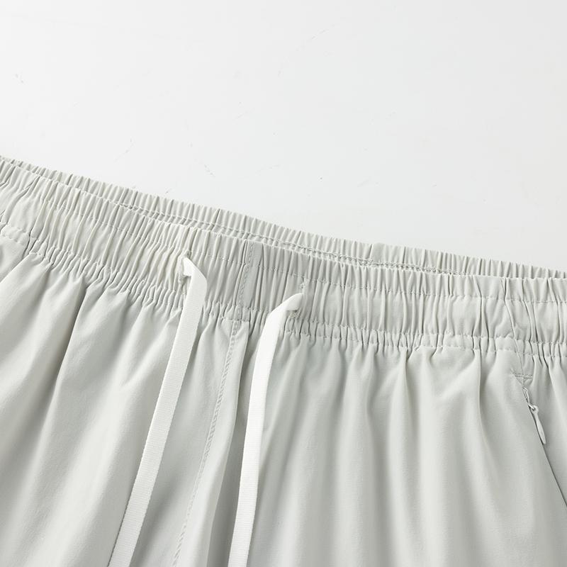 Men’s solid-color casual shorts with zippered pockets; summer fashion drawstring athletic shorts suitable for fitness and outdoor wear; comfortable shorts with a casual, minimalist style featuring letter print and drawstrings.