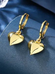 A pair of copper 18K gold-plated hollow lightweight heart-shaped pendant earrings - Women's heart-shaped ring earrings, Gold Plated Hoop, simple design, suitable for daily casual wear and special occasions, ear buckle design