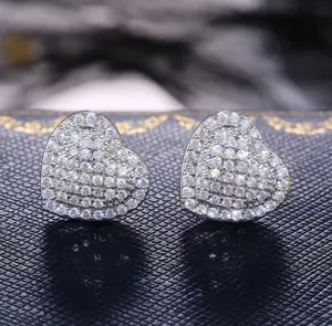 Heart-shaped stud earrings—featuring delicate, sparkling diamonds that add a touch of elegance. They’re versatile and go with anything, making them perfect for everyday wear, commuting, or dates. You can’t go wrong with these!