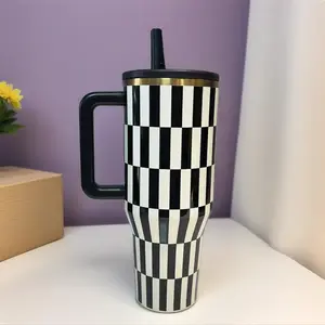 Checkered Pattern 40oz Double-Layer Stainless Steel Flip-Lid Stainless Steel Water Bottle. Suitable for commuting, outdoor use or vehicle transportation. of 1180ml and is suitable for use during workouts, at work, or when going out.