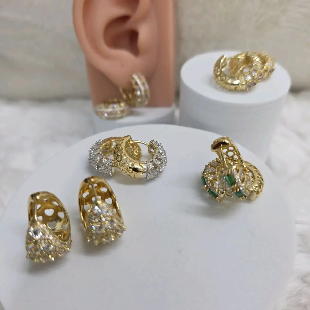# 00268 Arracadas Pequenãs Adiamantadas Oro Laminado 14k Alta Calidad Small Diamond-Encrusted Earrings for Elegant Occasions