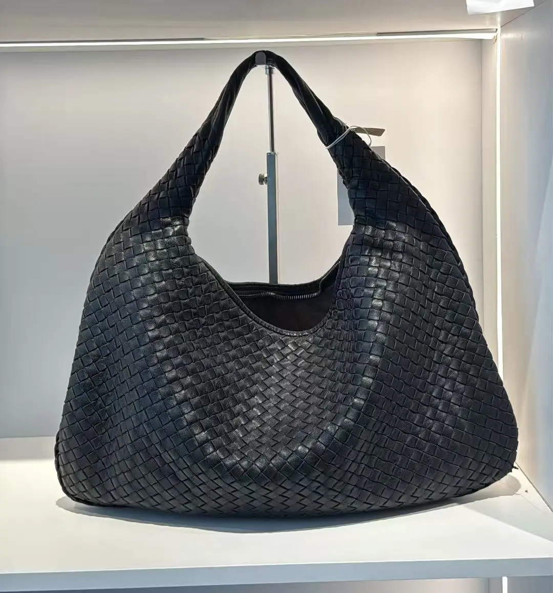 Pre-owned BOTTEGA VENETA leather Tote Bags Intrecciato Hobo Bag in Black, Large Slouchy Shoulder Tote with Signature Woven Design