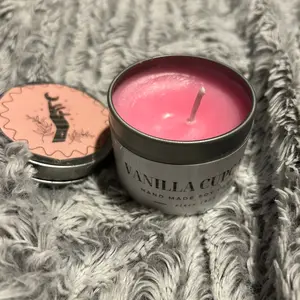 Vanilla cupcake candle