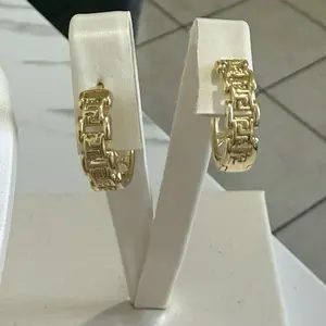 Hermosas Argollas de Mujer Pequeñas de Oro Laminado Elegantes y Duraderas para Cualquier Ocasión