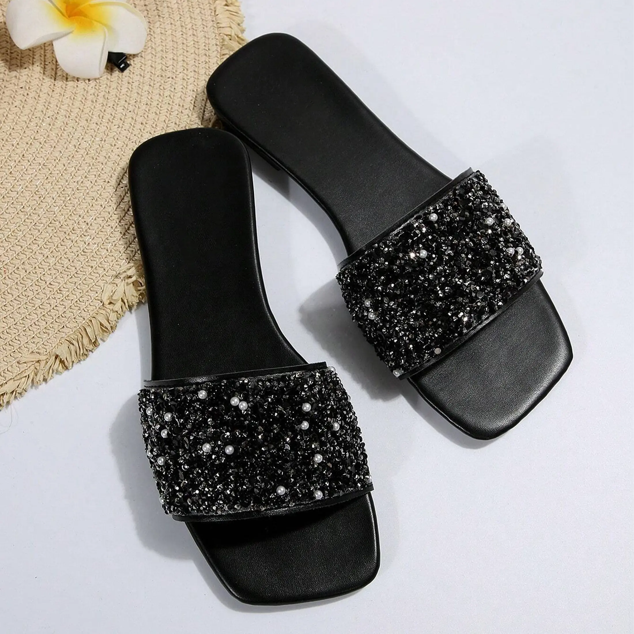 Stylish Women's Rhinestone Flat Sandals Slip-On Beach Slides with Sparkling Rhinestone Glitter Open Toe Slipper Design for Casual Outdoor Wear Black