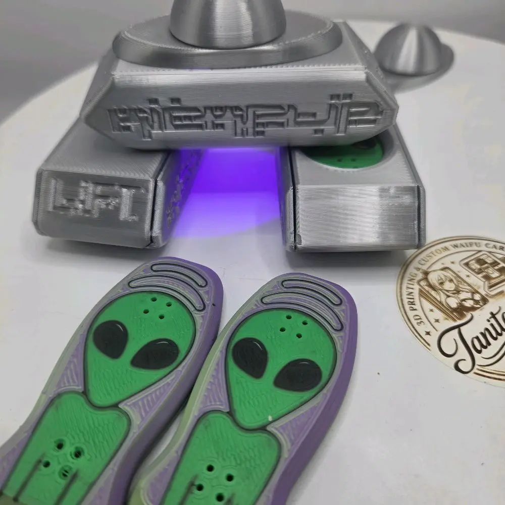 Alien Magnetic Fidget Toy with spaceship crate.