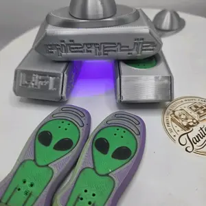 Alien Magnetic Fidget Toy with spaceship crate.