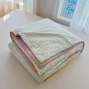 Lightweight summer quilt with a purple floral print—an ultra-soft, skin-friendly air-conditioning quilt and summer cooling blanket, perfect for use in summer bedrooms, offices, on beds, in living rooms, and for relaxing at home, Soft Lightweight Quilts