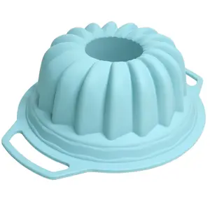 Large Size Silicone Cake Pan with Handle, Silicone Fluted Baking Pan, Silicone Baking Mold Easy to Clean, Great for Cake, Jello, Bread