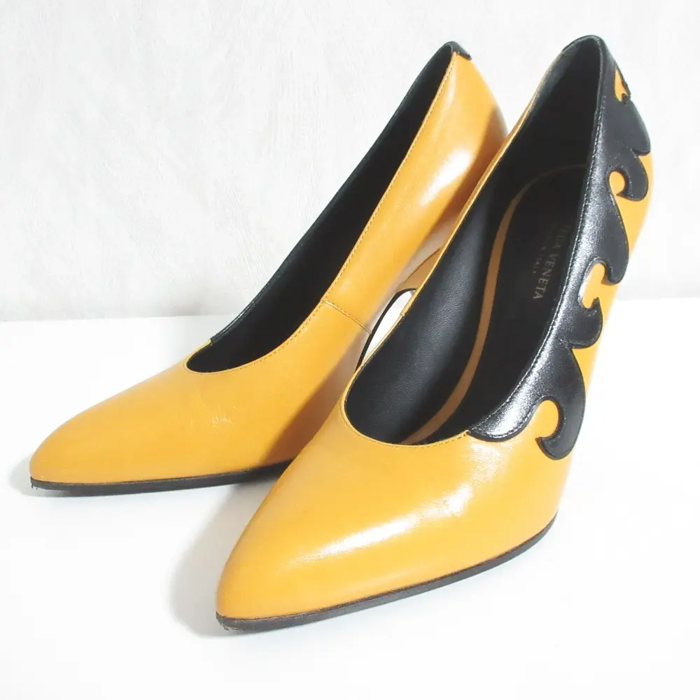 Pre-owned BOTTEGA VENETA Calfskin Small Leather Goods Side Design Leather Pumps