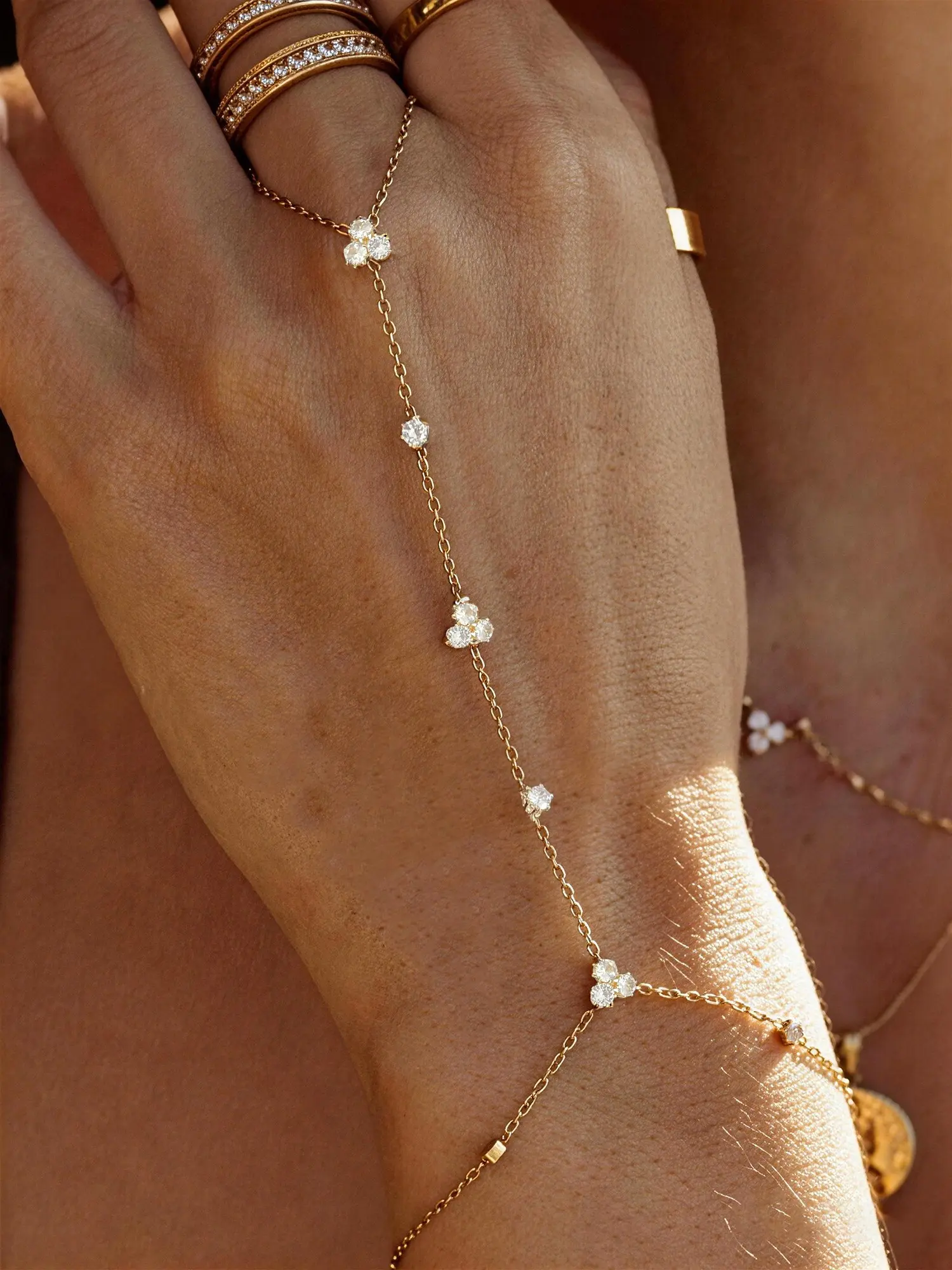 Women's bracelet, gold plated diamond-set chain bracelet, floral fashion ring chain bracelet, women's fashion body jewelry, adjustable, a gift for her, Exquisite trendy bracelet, Adjustable Bling Bracelet