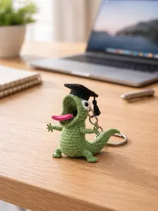 Funny Graduation Lizard Keychain, Handmade Crochet Gecko with Grad Cap, Cute Amigurumi Backpack Charm, Gift for Class of 2026