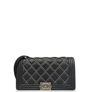 Pre-owned CHANEL Leather clutches & wristlets Boy Clutch Iridescent Calfskin Black (jx032426a4)