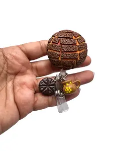 Concha Badge Reel-Chocolate