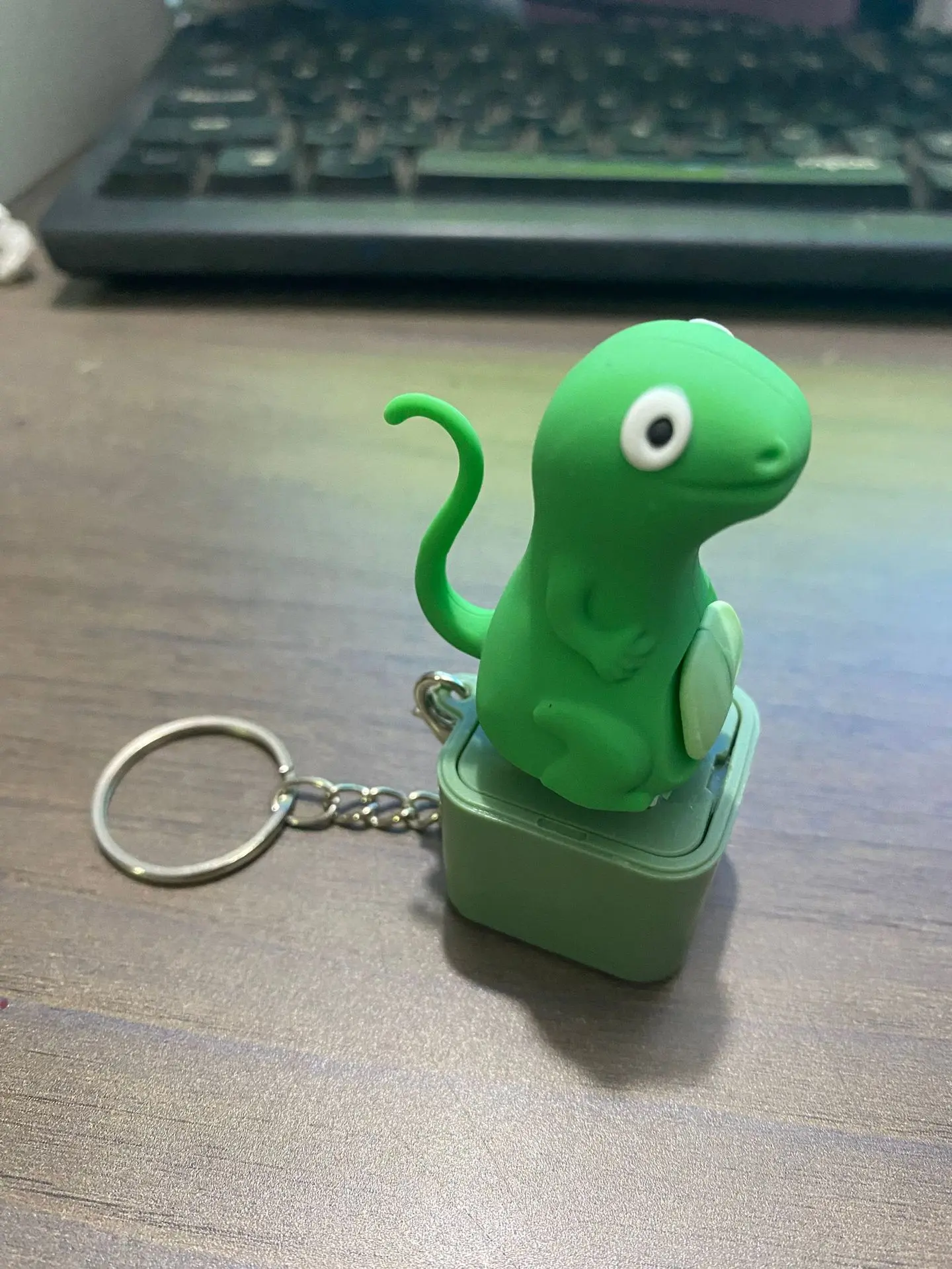 [Christmas Gift] Lizard Shape Portable Keychain, Rechargeable LED Light, Realistic Croak, Color-Changing Fun, Sensory Fidget Keychain with Click Feature, Gift-Ready Fashion Accessory