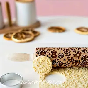 1pc Flowers And Birds Pattern Embossed Wooden Rolling Pin for Baking, Deep Engraved Christmas Cookie Cutter Embossed Cookies, Cute Kitchen Decor DIY Tool, Suitable as a Christmas, Thanksgiving, Mother's Day, or party gift