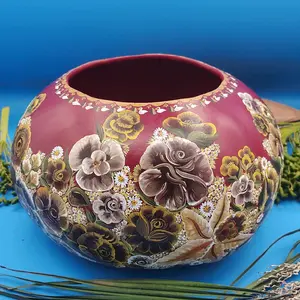 jícara o polvera decorada con aje y tierra y pintura natural extraída de pigmentos naturales