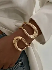 Exaggerated Metal Round Bracelet, Asymmetrical Design, Simple Fashion Accessory, Perfect for Vacation, Party, Women's Jewelry