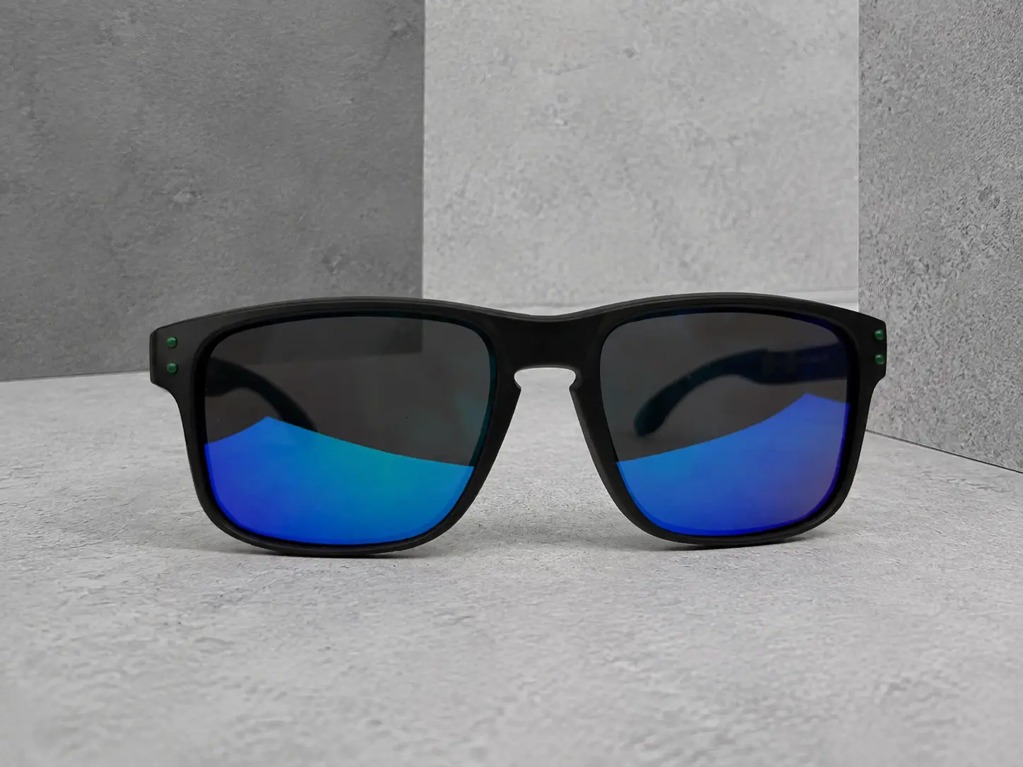 Classic Unisex Sunglasses - Stylish UV Protection Eyewear for Men and Women, Lightweight Fashion Sun Glasses for Outdoor Activities, Driving, Travel and Daily Wear