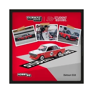 Tarmac Works 1:64 Student Driver Datsun 510 Trans-Am B-Sedan 2.5 Challenge 2023 Daniel Wu – Red – Hobby64