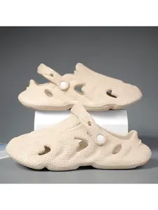 Two wearing shit hole shoes anti-skid breathable Baotou sandals men 's shoes