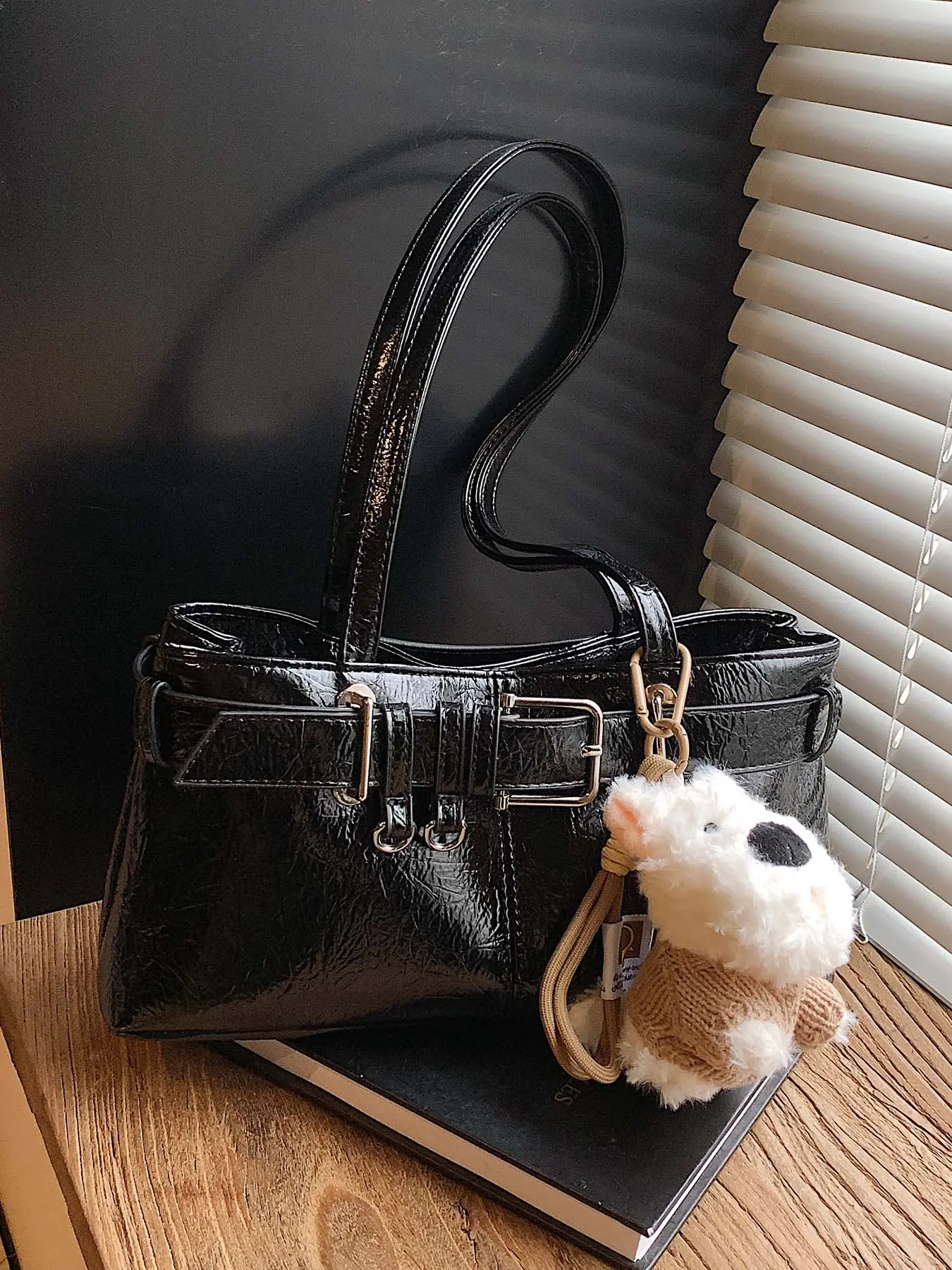Retro texture fashionable one-shoulder underarm bag, Classic shoulder bag, Pu Tote Satchel, cute playful puppy pendant accessories, versatile, multiple colors, niche design suitable for daily commuting, shopping, dating, Fashionable Bags