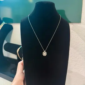 Cadenita de Mujer - Elegant Gold Tone Necklace with Hexagonal Pendant for Women's Fashion