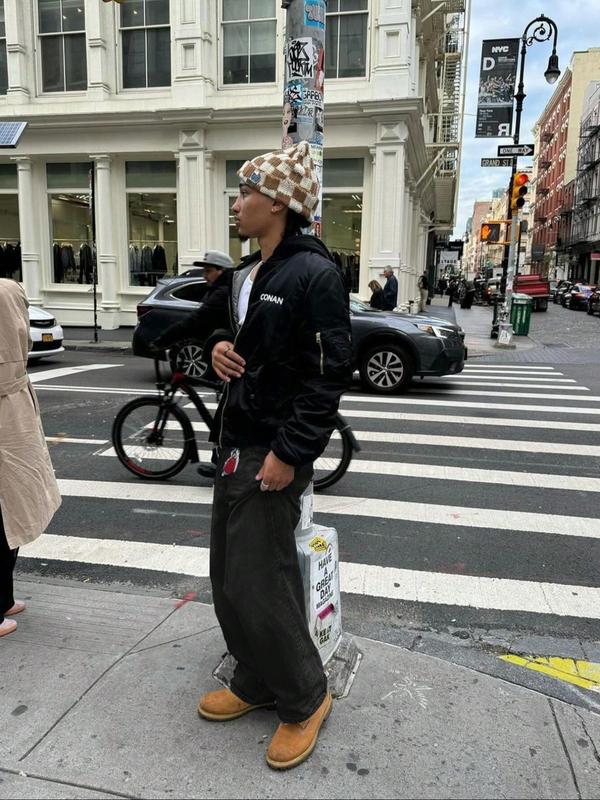 Men's Loose-Fit Denim Jeans, Comfortable Casual Style, Plain Pattern, Button Fly Closure, All Seasons Wear, Trendy Street Fashion