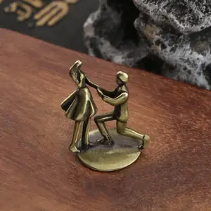 Mini Brass Couple Proposal Statue Decorations Gifts for Lovers Miniature Proposal Bedroom Desk Decoration Valentine's Day Gift