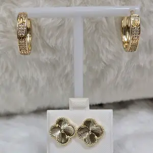 # 0208 Aretes de flor o arracadas pequen̈as oro laminado 14k Alta calidad