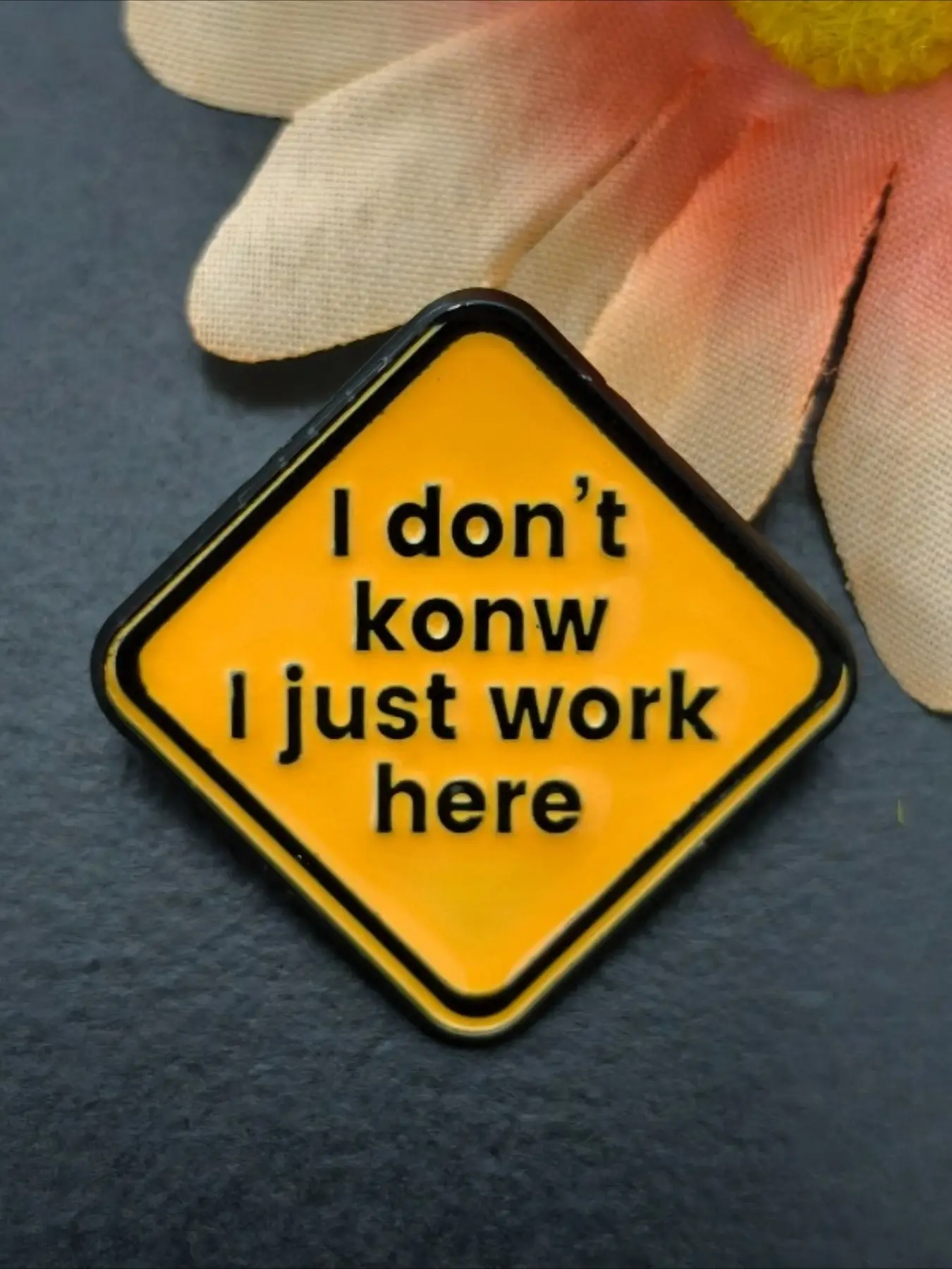 Funny "I Don't Know I Just Work Here" Enamel Pin, Brooch Pins, Yellow Warning Sign Style Lapel Brooch Badge Humorous Work Gift for Coworkers & Friends