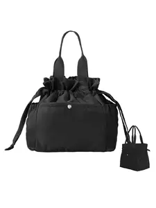 Personality pleated drawstring bundle bag, niche design fashionable  simple casual and versatile commuter portable lunch bag, light and daily versatile black and white classic two-color optional, suitable for office workers and so on.