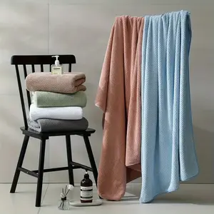 Ultra Soft Microfiber Pineapple Pattern Oversized Towel, Super Absorbent Quick Dry, Ideal for Daily Use, Spa, Gym, Travel, Microfiber Bath Towel