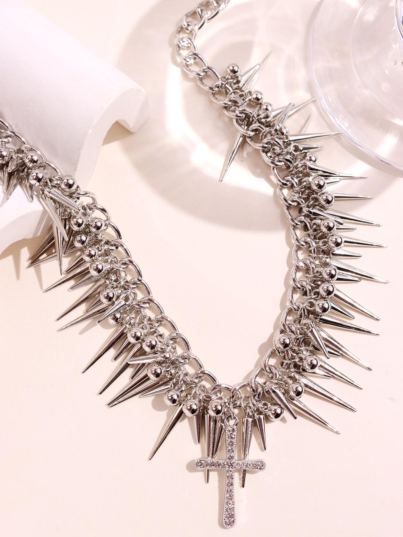 One fashionable, luxurious, bold, edgy dark gothic hip-hop punk necklace—refined Y2K design with intricate spikes and multi-layered chains for women; suitable for everyday wear and holiday parties.