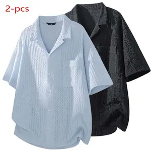 Summer jacquard short-sleeve shirt for men, Japanese-style relaxed fit, lightweight breathable loose design with a turn-down collar and pockets; outerwear sun-protection air-conditioning shirt suitable for vacations and everyday commuting.